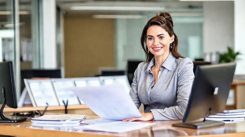 Mujer profesional exitosa en oficina moderna